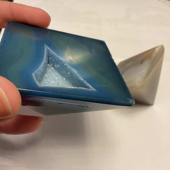 2 Stone Pyramids - Picture 5 of 6